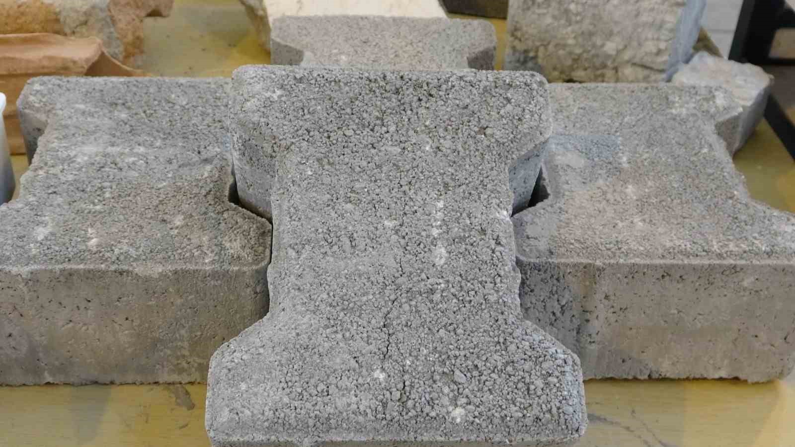 Malatya’da deprem enkazı beton yola dönüştü