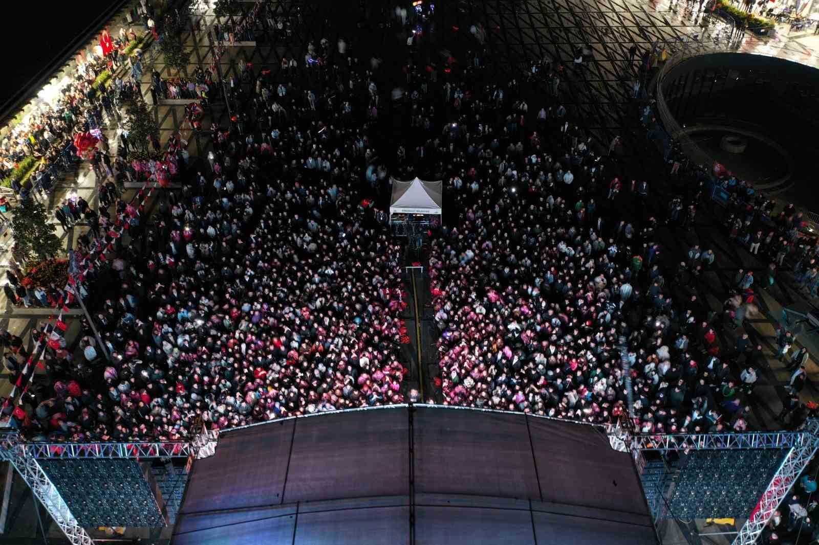 Bursa’da Zeynep Bastık’la Cumhuriyet coşkusu