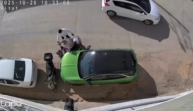 Park halindeki otomobile çarpıp hiçbir şey olmamış gibi kaçtı