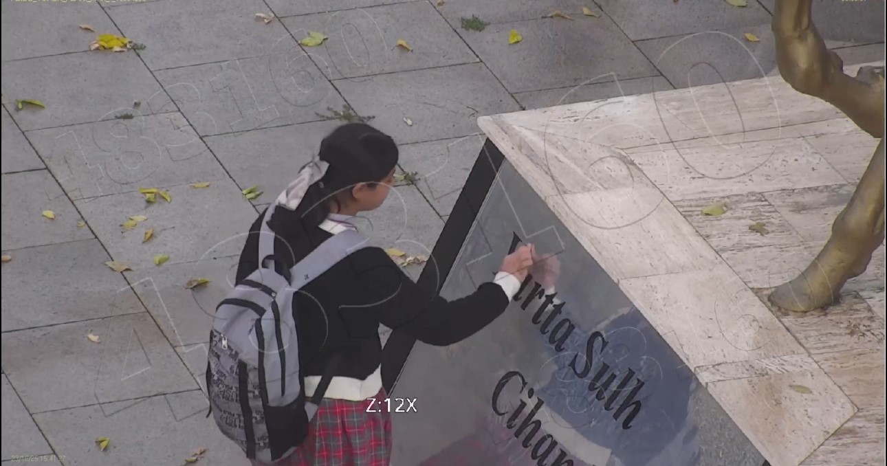 Atatürk büstünü temizleyen minik Asmin