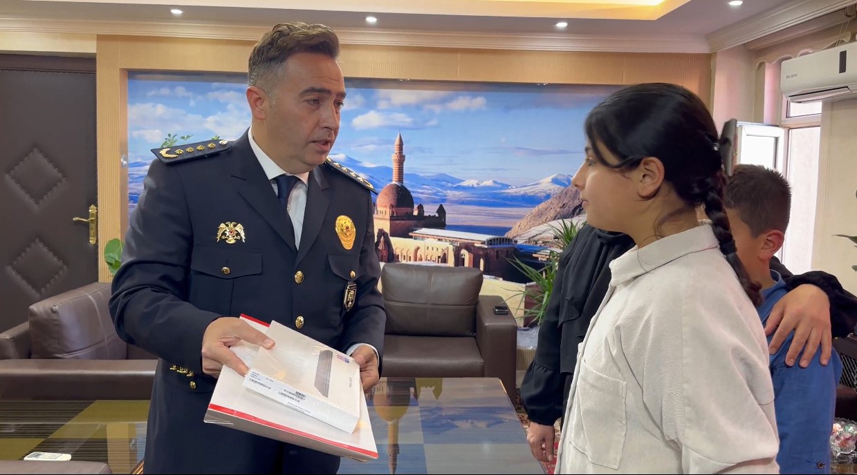 Atat&uuml;rk b&uuml;st&uuml;n&uuml; temizleyen minik Asmin
