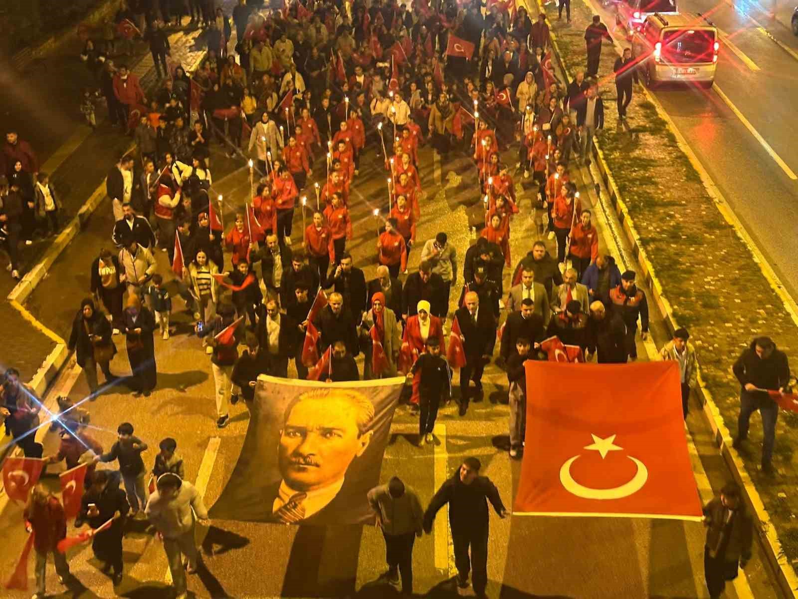 Osmaneli’de 29 Ekim Cumhuriyet Bayramı fener alayı düzenlendi