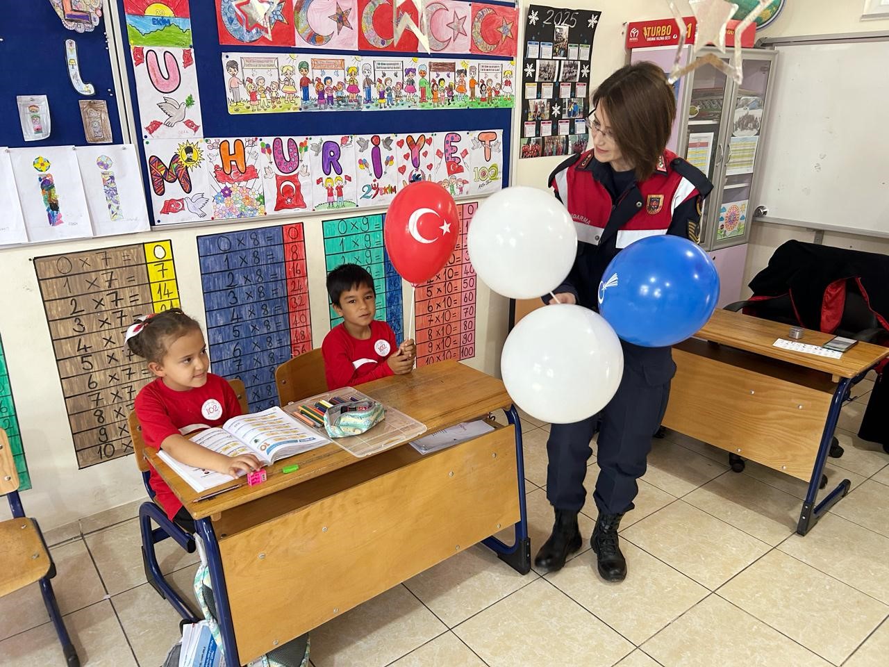 K&uuml;tahya&rsquo;da jandarma ekipleri miniklerin Cumhuriyet Bayramını kutladı
