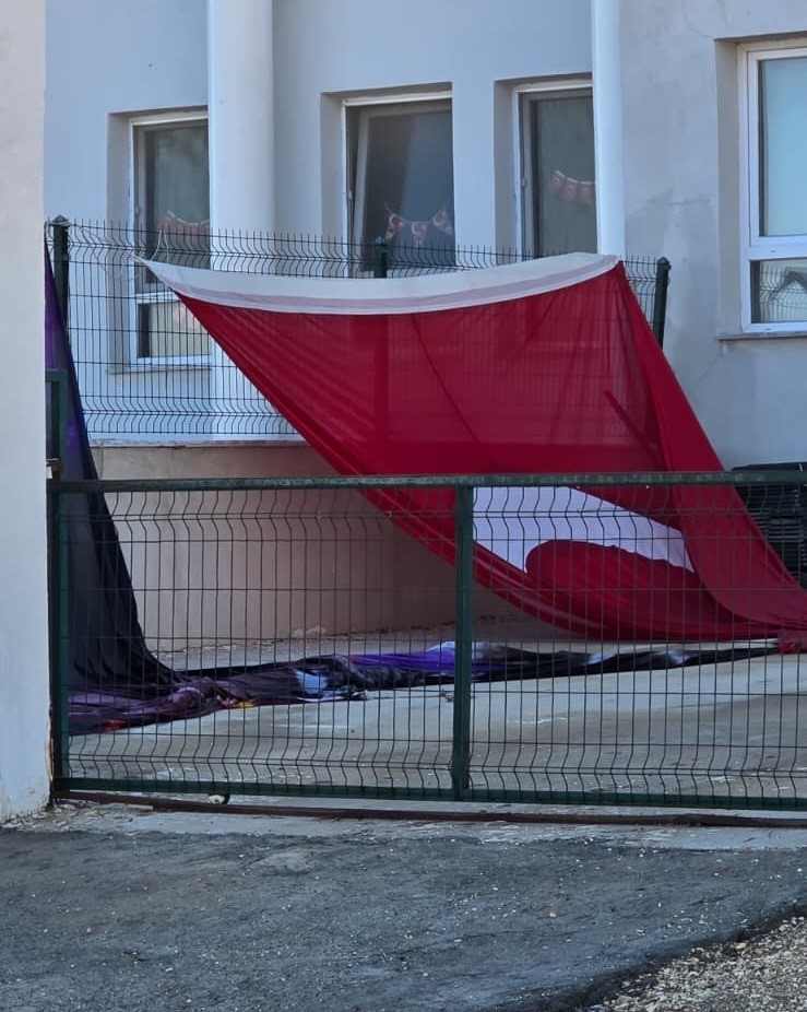 Bilecik&rsquo;te &ouml;zel okulda T&uuml;rk bayrağının yerde s&uuml;r&uuml;nmesine tepki
