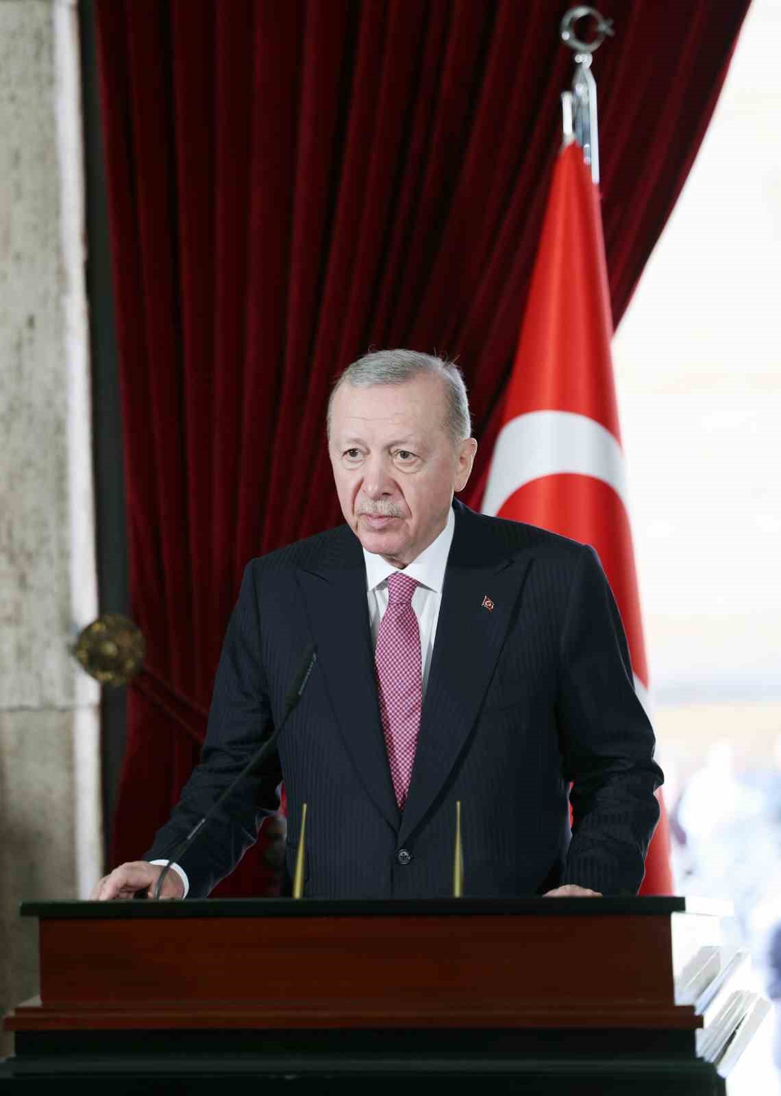 Cumhurbaşkanı Erdoğan başkanlığındaki devlet erkanı Anıtkabir’i ziyaret etti