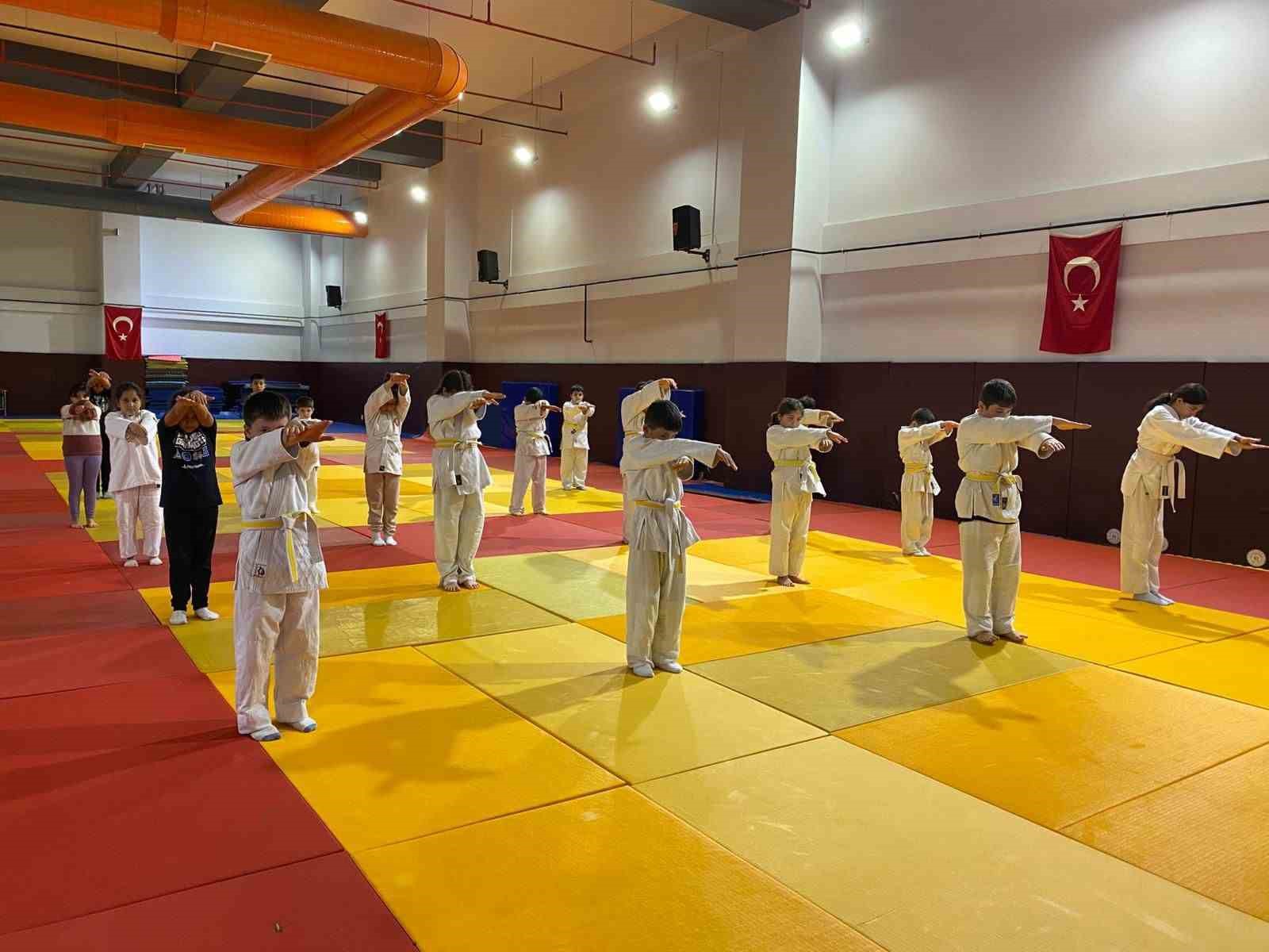 Salihli’de 250 judocu kemer sınavında ter döktü