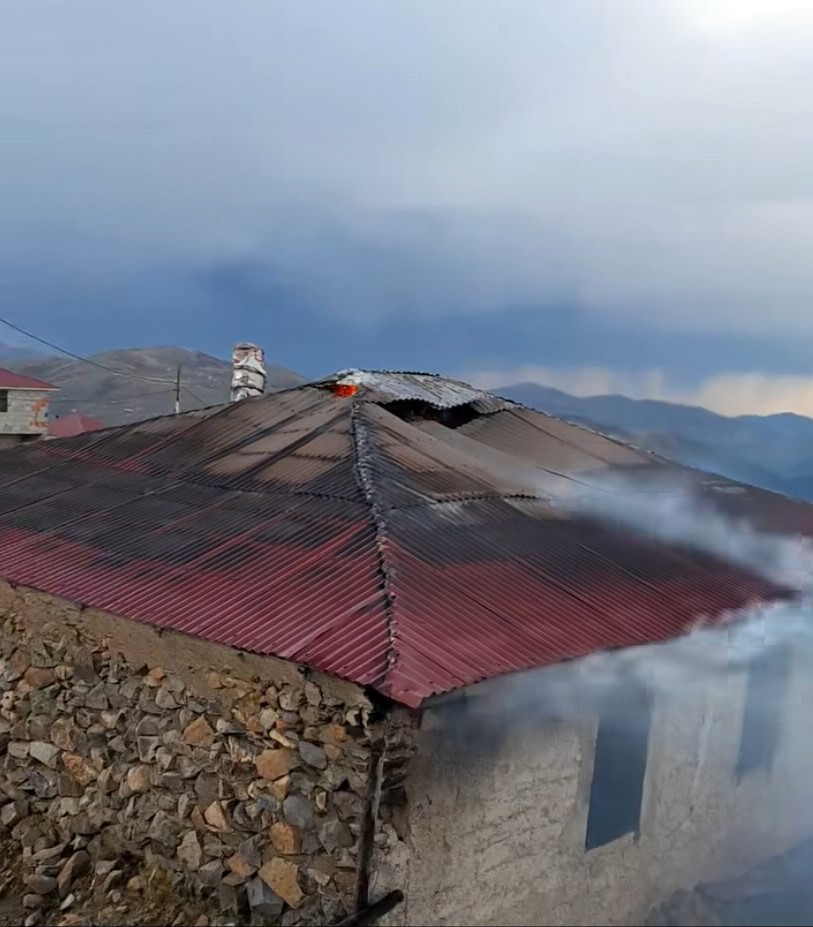 Giresun’da yıldırım düşmesi sonucu evde yangın çıktı, cami hasar gördü