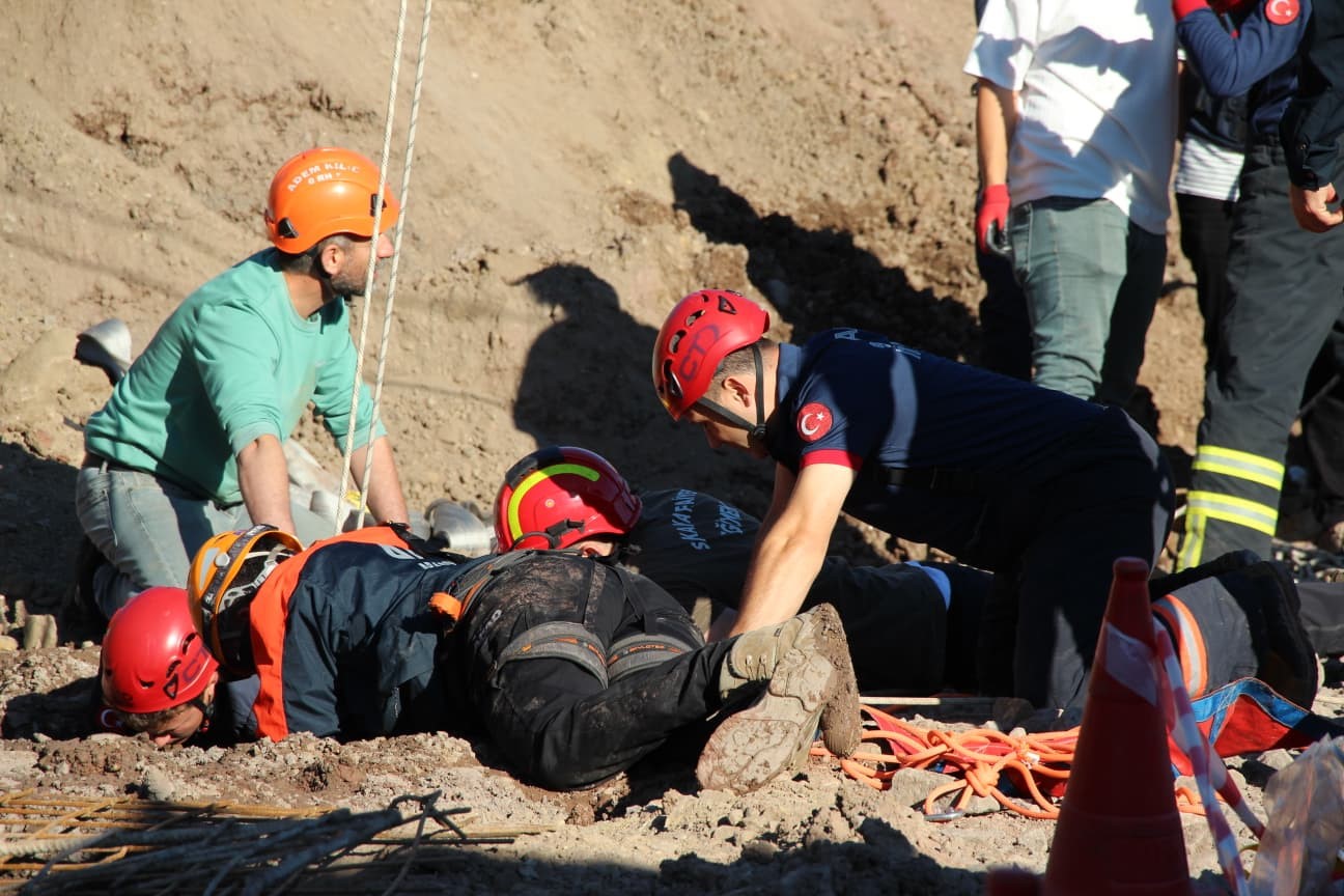 30 metrelik kuyuya düşen işçinin cansız bedenini itfaiye çıkardı