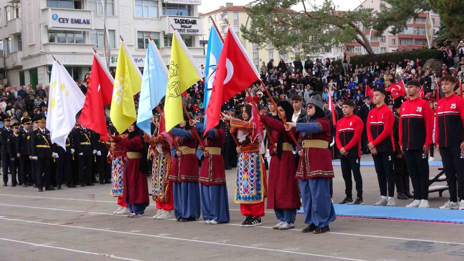Cumhuriyet Bayramı coşkuyla kutlandı, komandolar gösteri yaptı