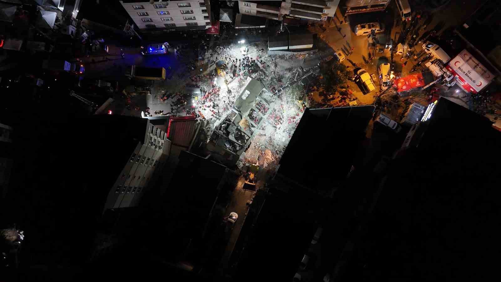 Enkaz başında 14. saat: Hummalı çalışma sürüyor