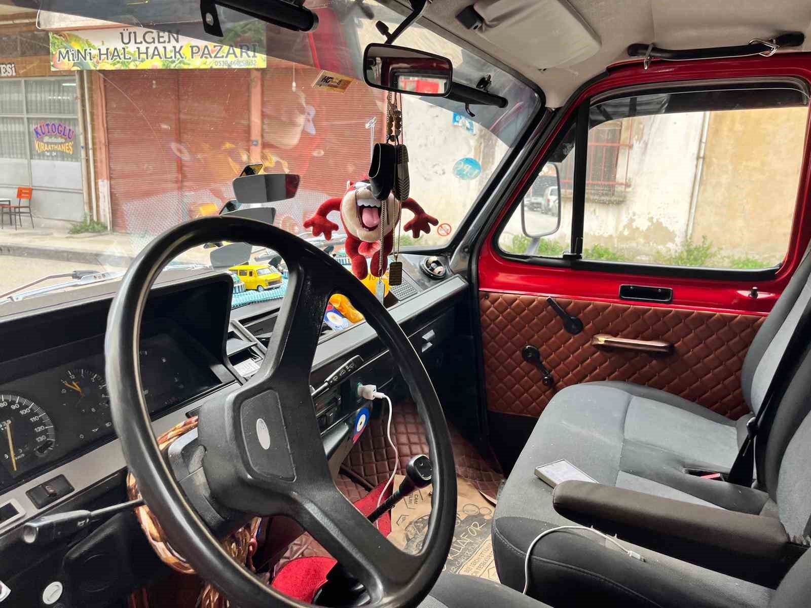 1979 model aracını &lsquo;&Ccedil;i&ccedil;ek Abbas&rsquo; minib&uuml;s&uuml;ne benzetti
