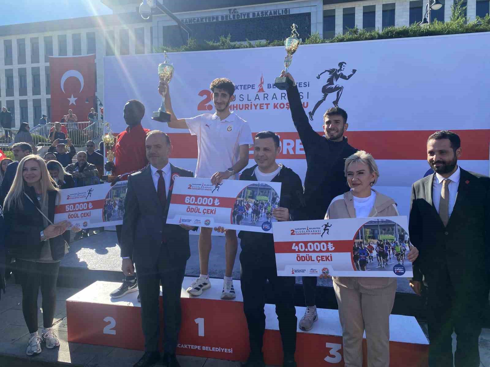 Binlerce sporcu Sancaktepe&rsquo;de Cumhuriyet i&ccedil;in koştu
