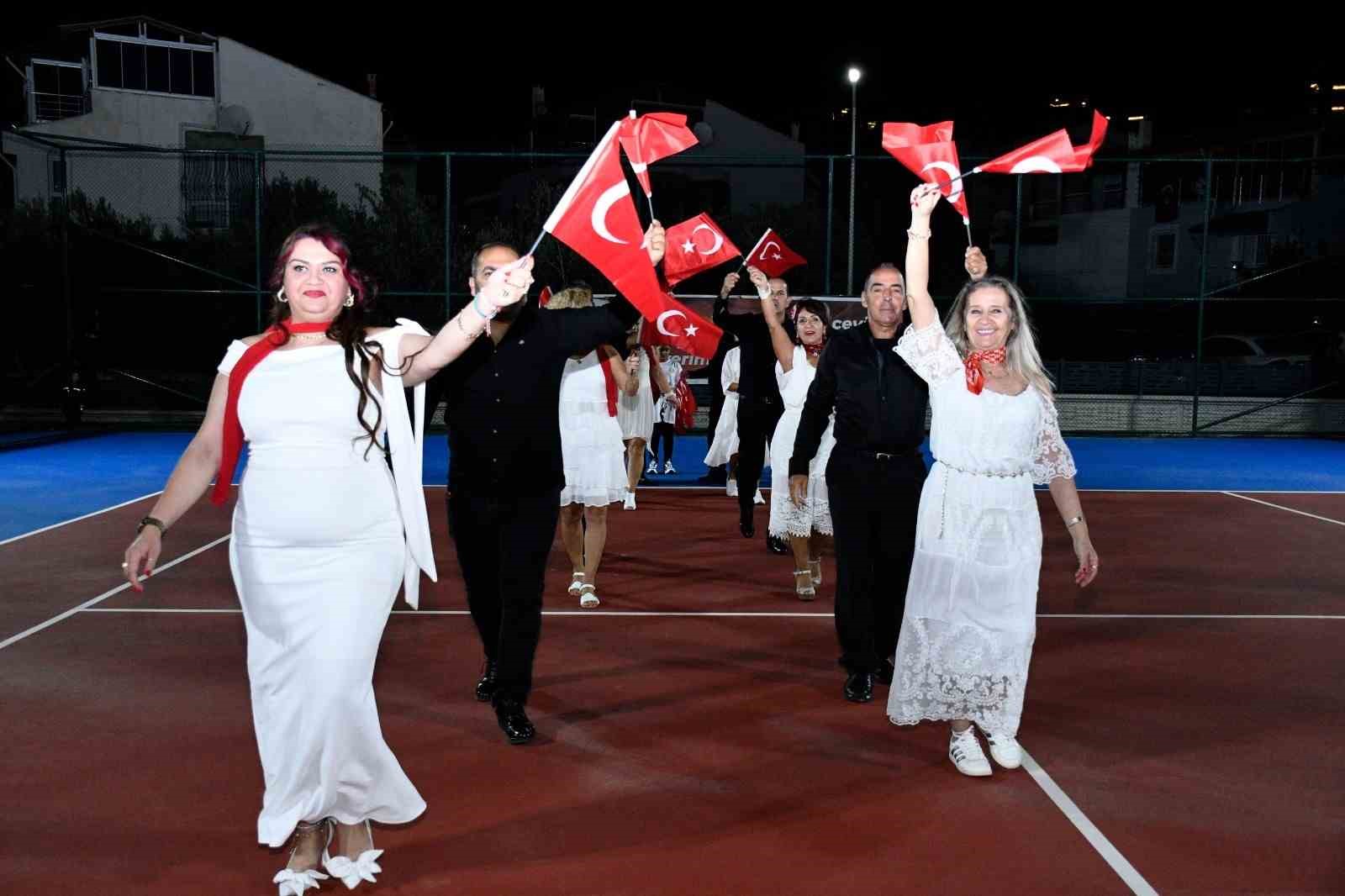Kuşadası&rsquo;nda Cumhuriyet coşkusu kortlara taşındı
