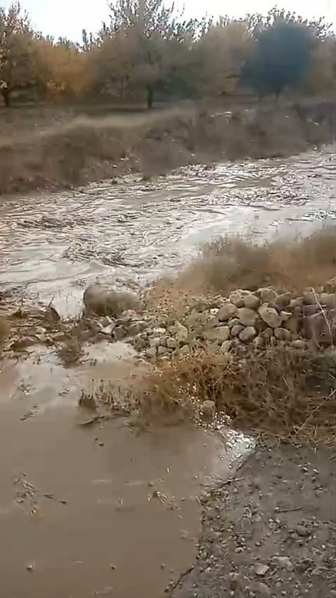 Baskil&rsquo;de dereler taştı
