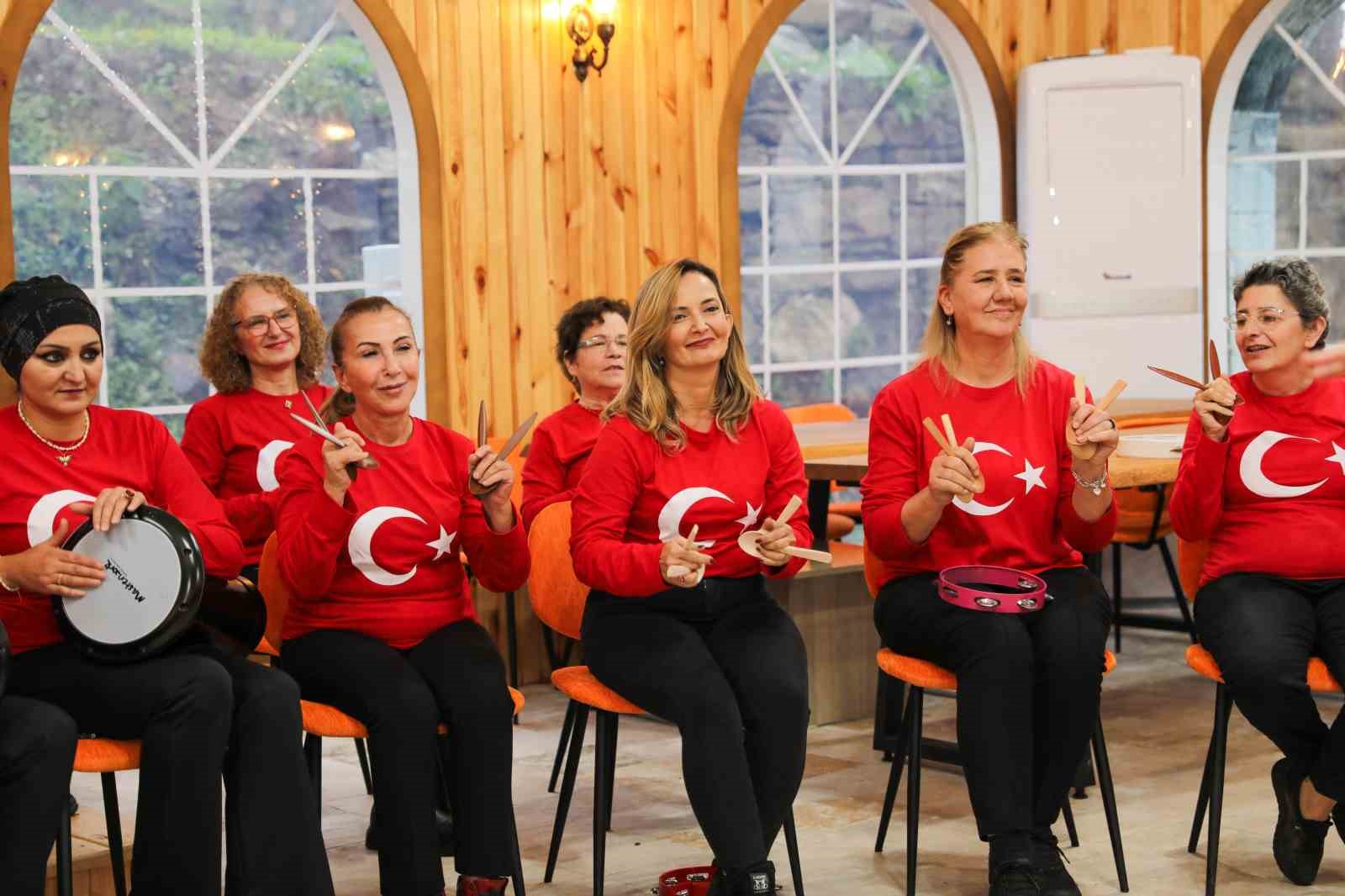 D&uuml;zce ritim grubu hem &ccedil;aldı hem s&ouml;yledi
