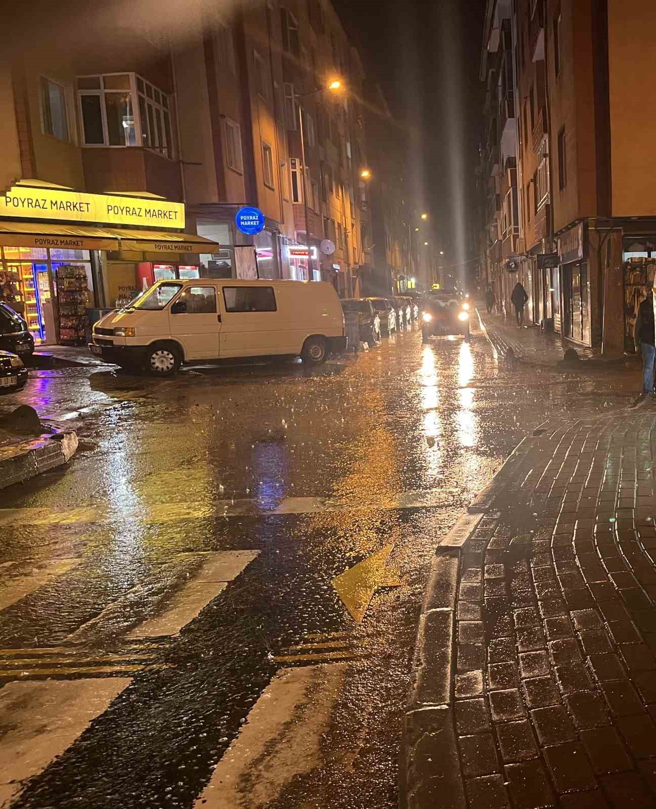 Ters yönden çıkan otomobile çarpmamak için kaza yaptı: O anlar kamerada