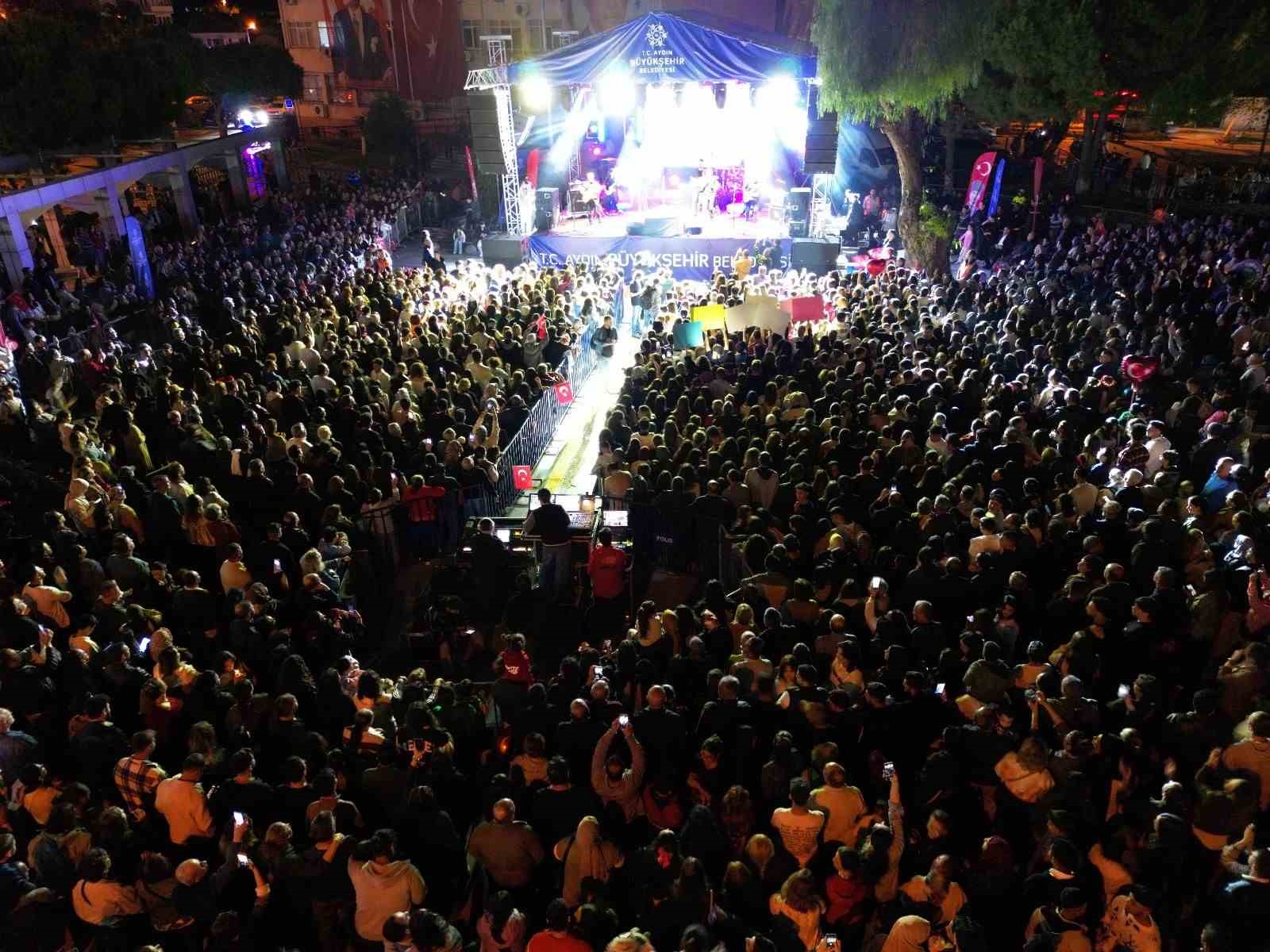 Söke’de Cumhuriyet coşkusu Kıraç konseriyle zirveye çıktı