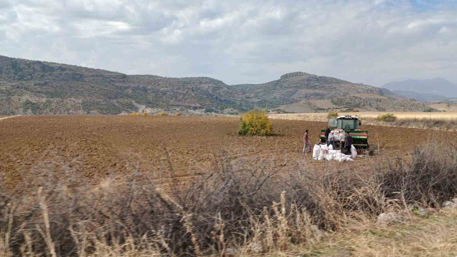 Kulp il&ccedil;esinde &ccedil;ift&ccedil;iler ekim mesaisine başladı
