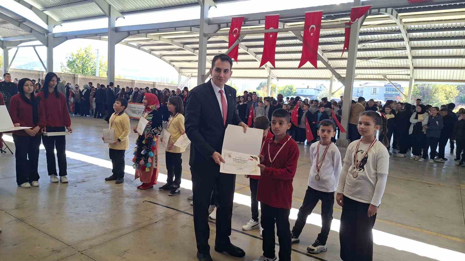 Hisarcık&rsquo;ta başarılı &ouml;ğrenciler &ouml;d&uuml;llendirildi
