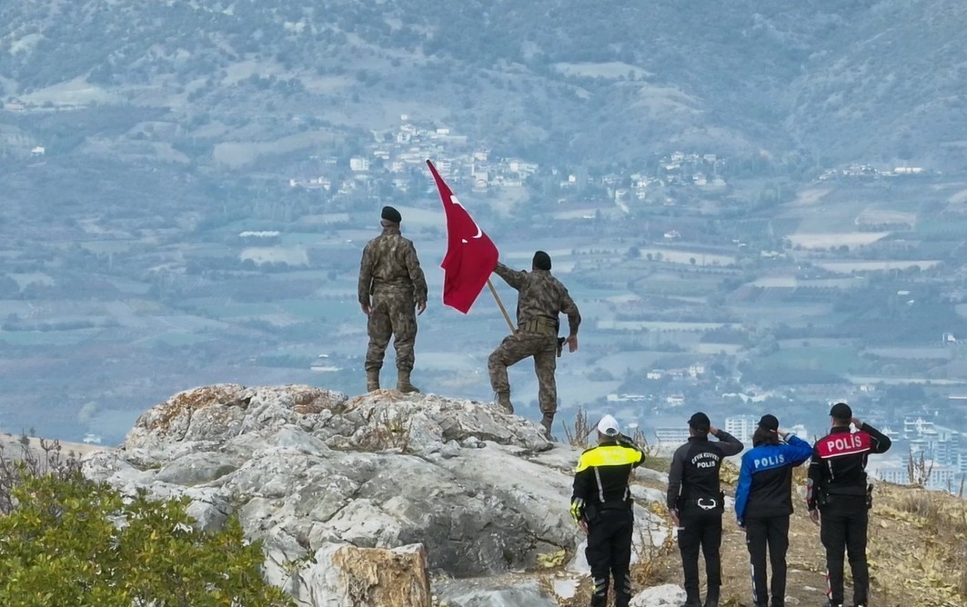 Polis tarafından hazırlanan Cumhuriyet Bayramı klipi izleyenleri duygulandırdı
