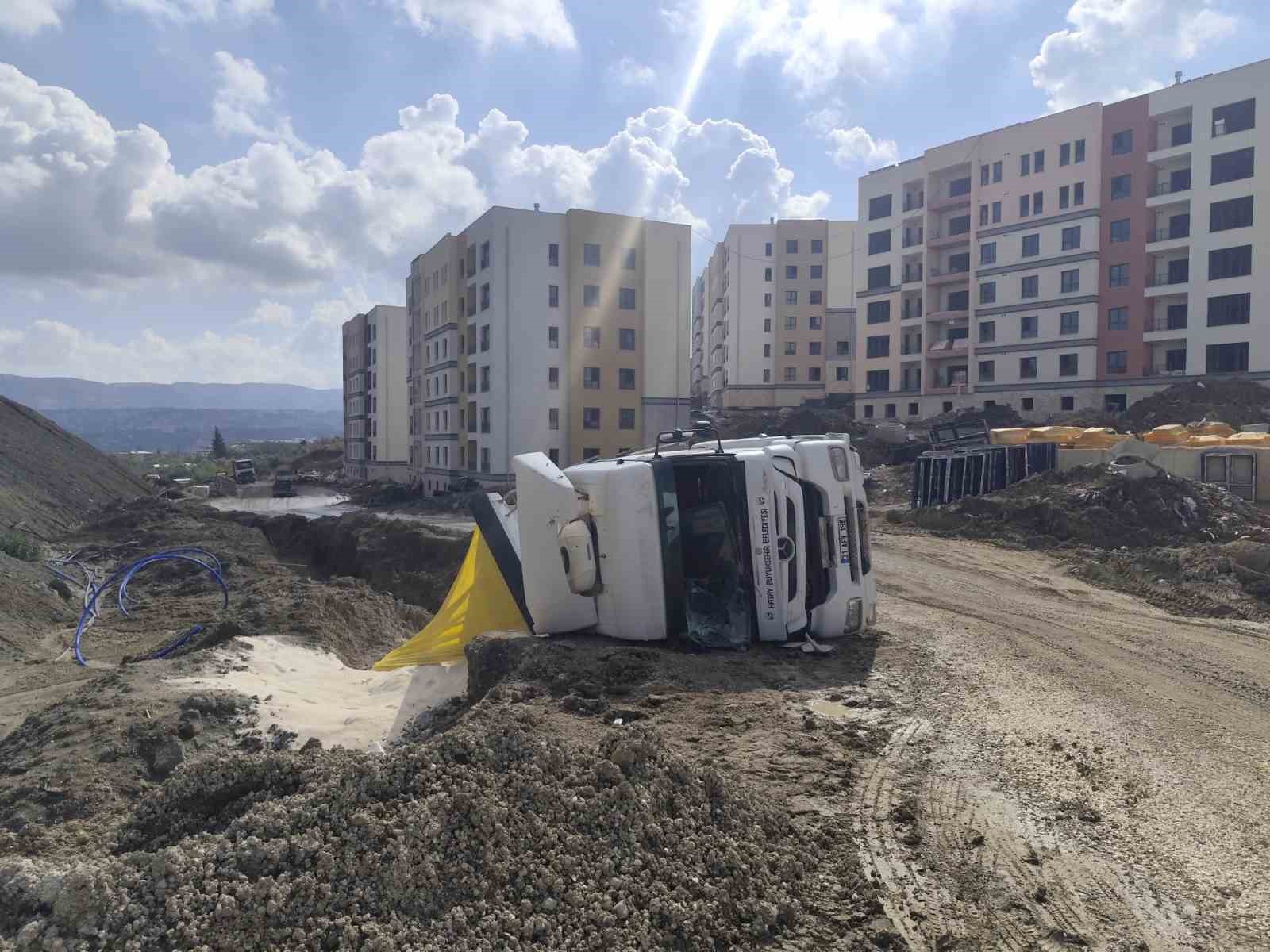 Antakya’da kum yüklü kamyon devrildi