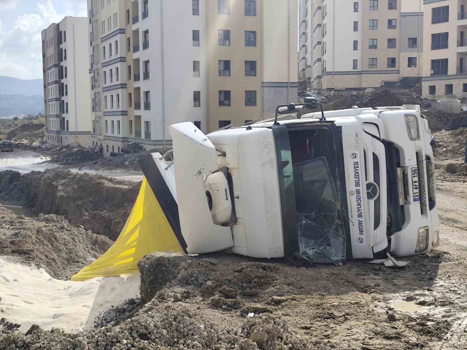 Antakya&rsquo;da kum y&uuml;kl&uuml; kamyon devrildi
