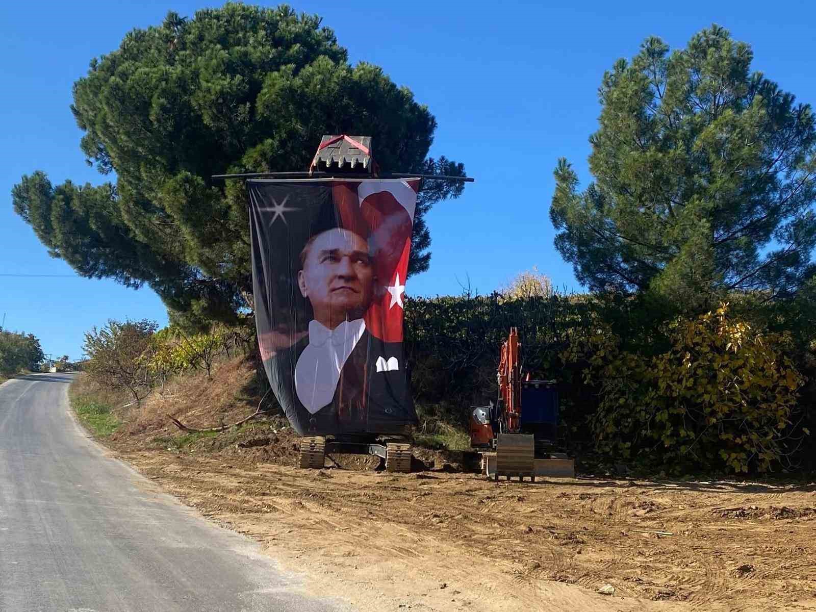 Kepçe operatöründen anlamlı cumhuriyet kutlaması