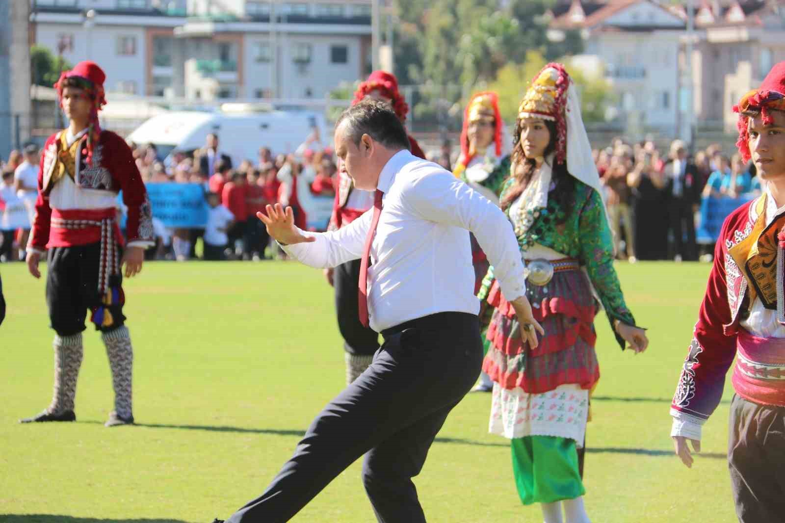 Kaymakam Akkaya’nın zeybek gösterisi büyük beğeni topladı