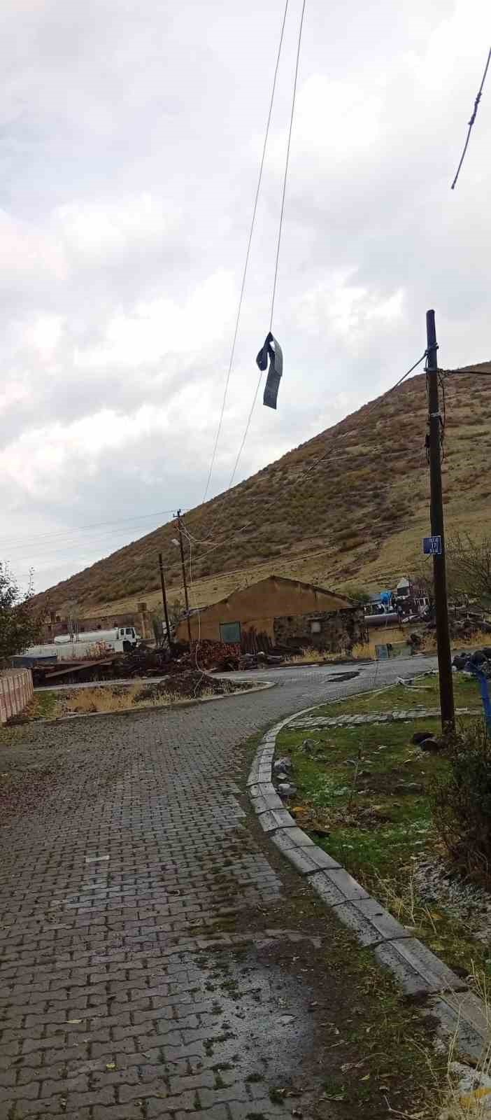 Bingöl’de fırtına çatıları uçurdu