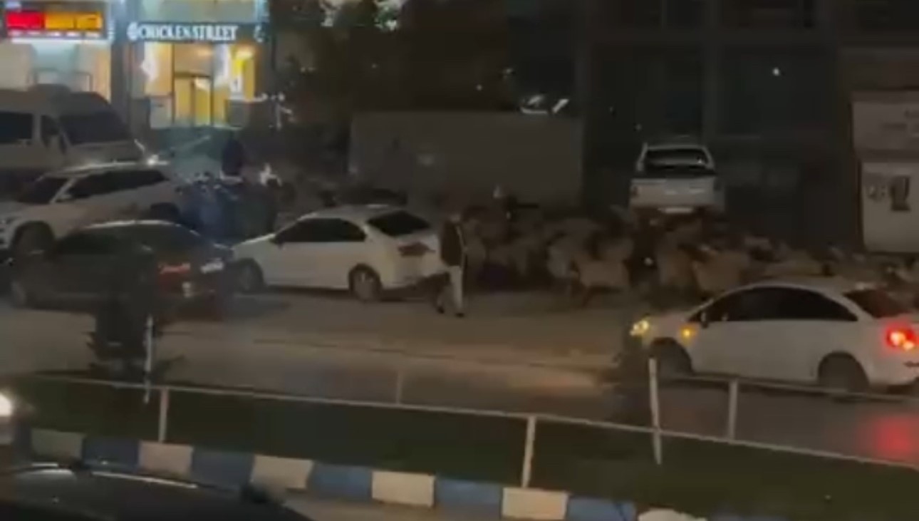 İşlek caddede koyun sürüsünün geçişi ilginç görüntüler oluşturdu