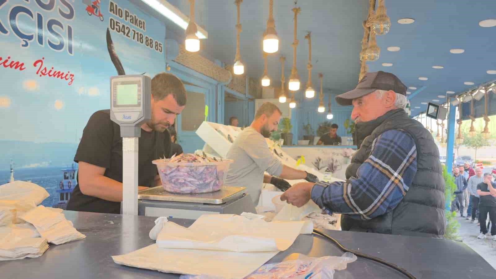 Şanlıurfa&rsquo;da ucuz hamsi kuyruğu
