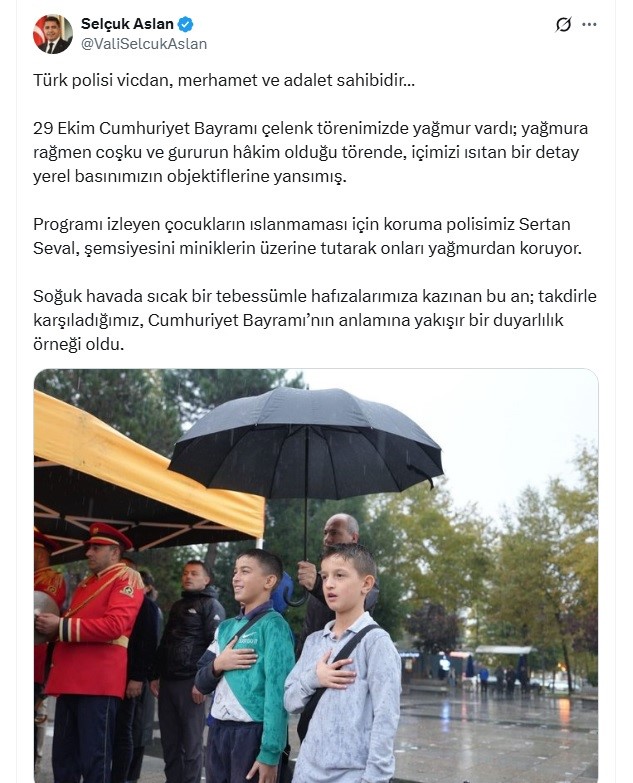 T&ouml;rende şemsiye &ccedil;ocukları yağmurdan korudu
