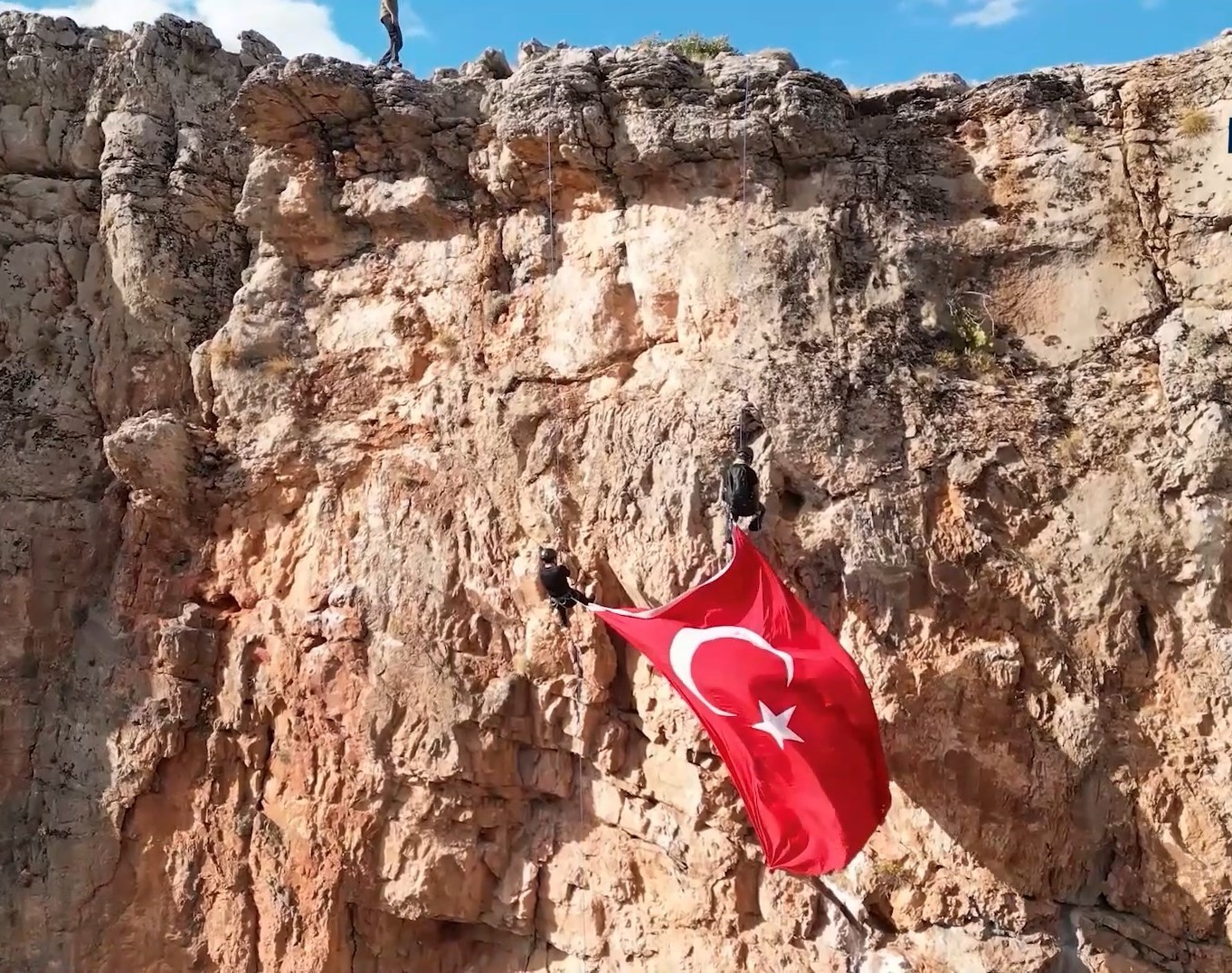 Elazığlı dağcılar kayalıklarda T&uuml;rk bayrağı a&ccedil;tı

