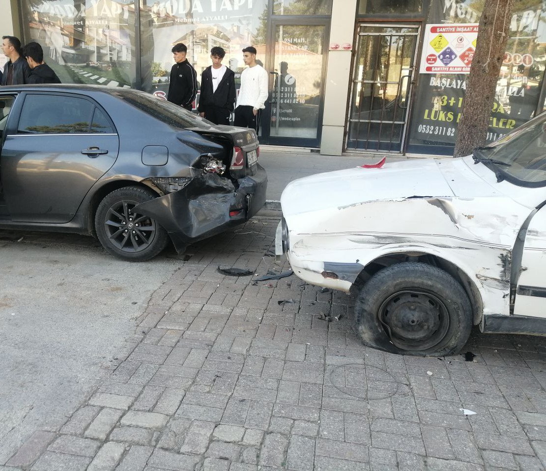 Kontrolden &ccedil;ıkan ticari ara&ccedil; park halindeki 4 araca &ccedil;arptı: 1 yaralı
