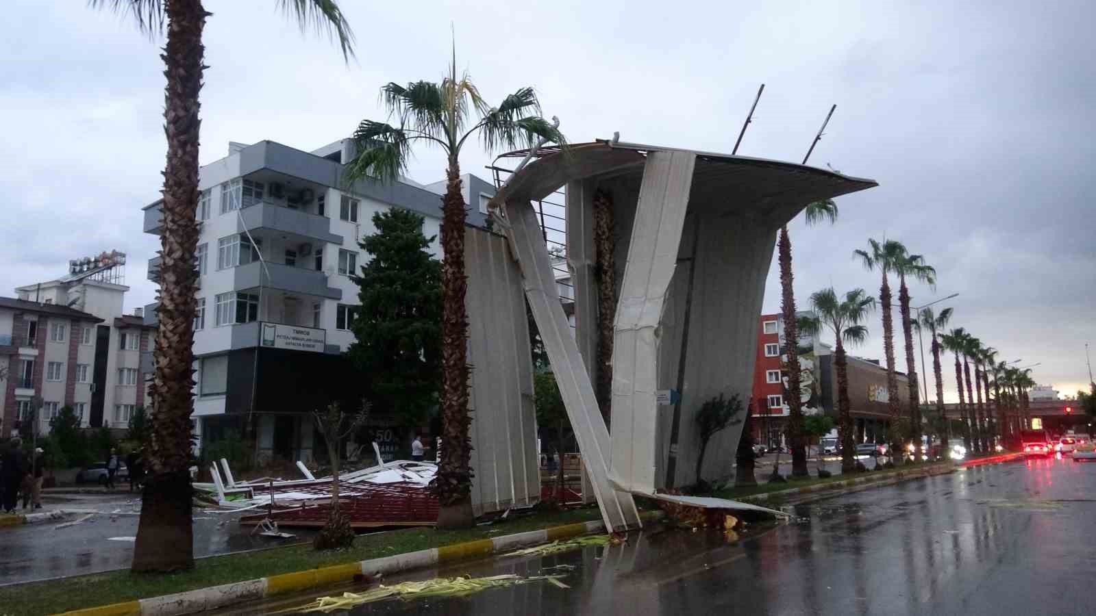 Tonlarca ağırlıktaki &ccedil;atının fırtınada u&ccedil;tuğu anlar kamerada
