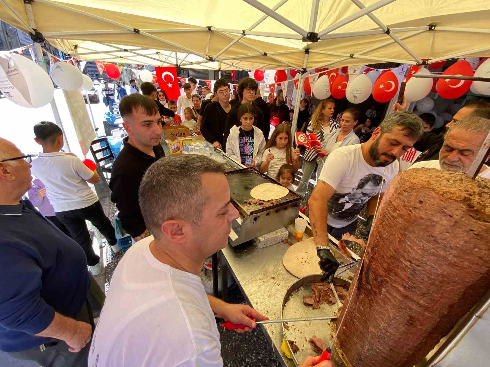 İzmirli d&ouml;nerci geleneği s&uuml;rd&uuml;rd&uuml;, 29 Ekim&rsquo;de &ccedil;ocuklara &uuml;cretsiz d&ouml;ner ikramı
