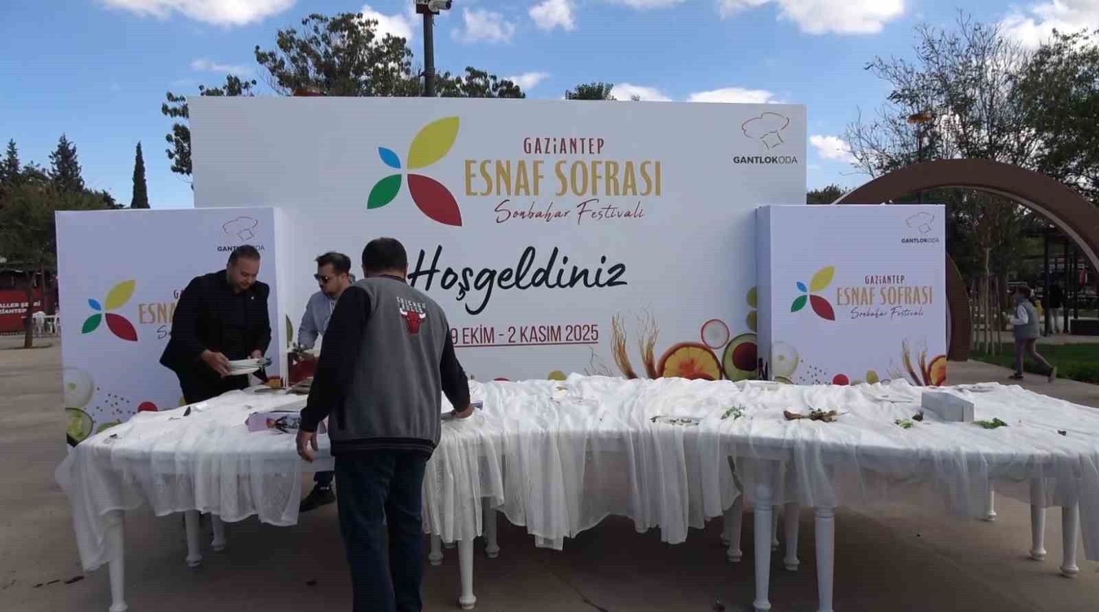 Festivalde kurulan sofradaki yemek ve tatlılar 10 dakikada tükendi