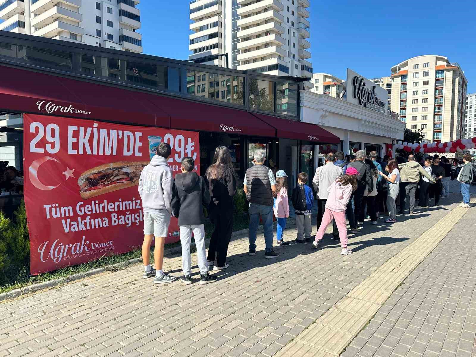 29 Ekim&rsquo;de tavuk d&ouml;ner ve ayranı 29 liradan sattılar
