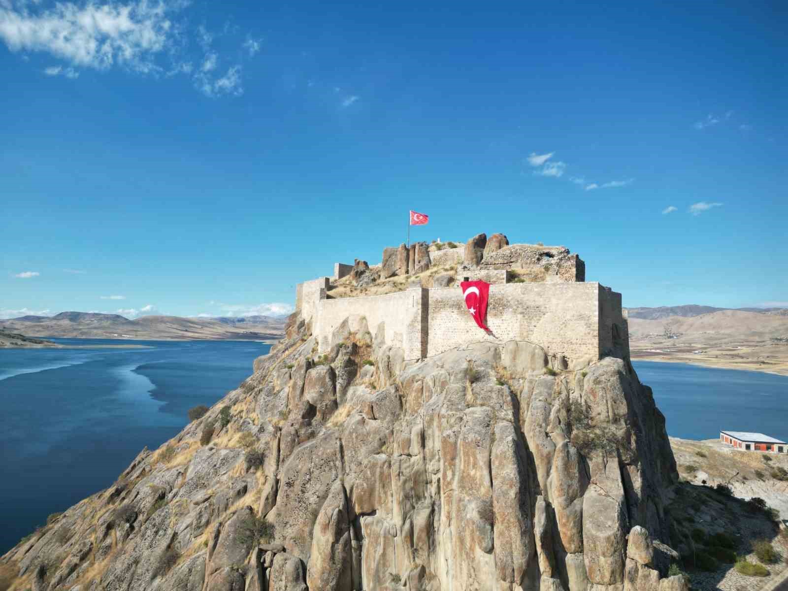 Tarihi kalenin surlarına 50 metrekarelik dev T&uuml;rk bayrağı asıldı
