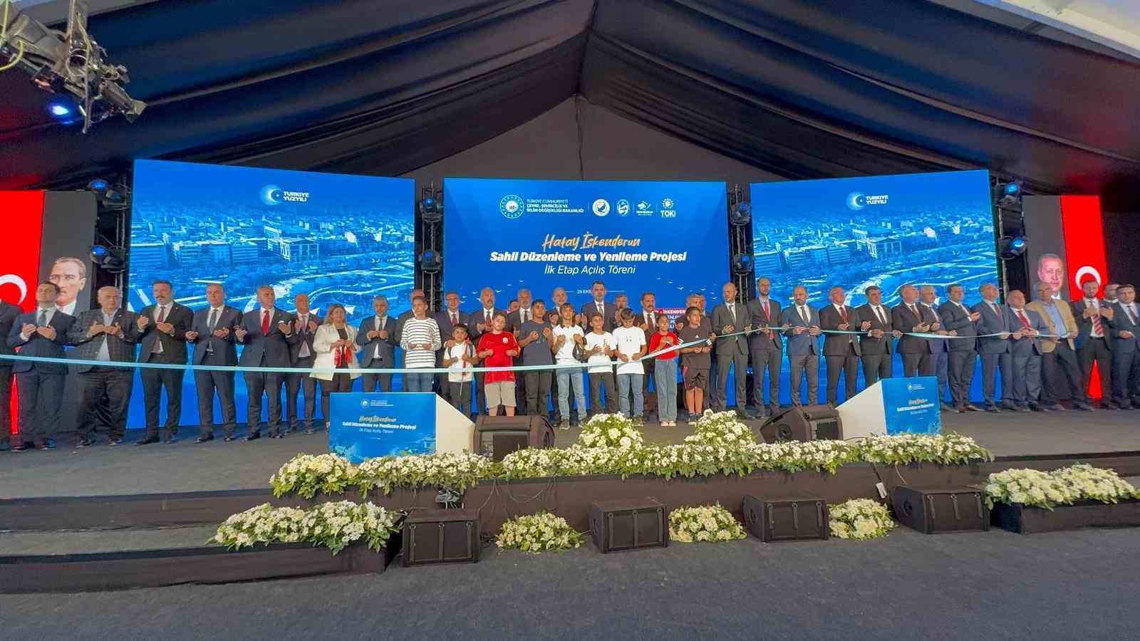 Bakan Kurum, "2025&rsquo;in sonunda; 153 bini Hatay&rsquo;ımızda olmak &uuml;zere 453 bininci evimizin anahtarını da yine Hatay&rsquo;da teslim edeceğiz"
