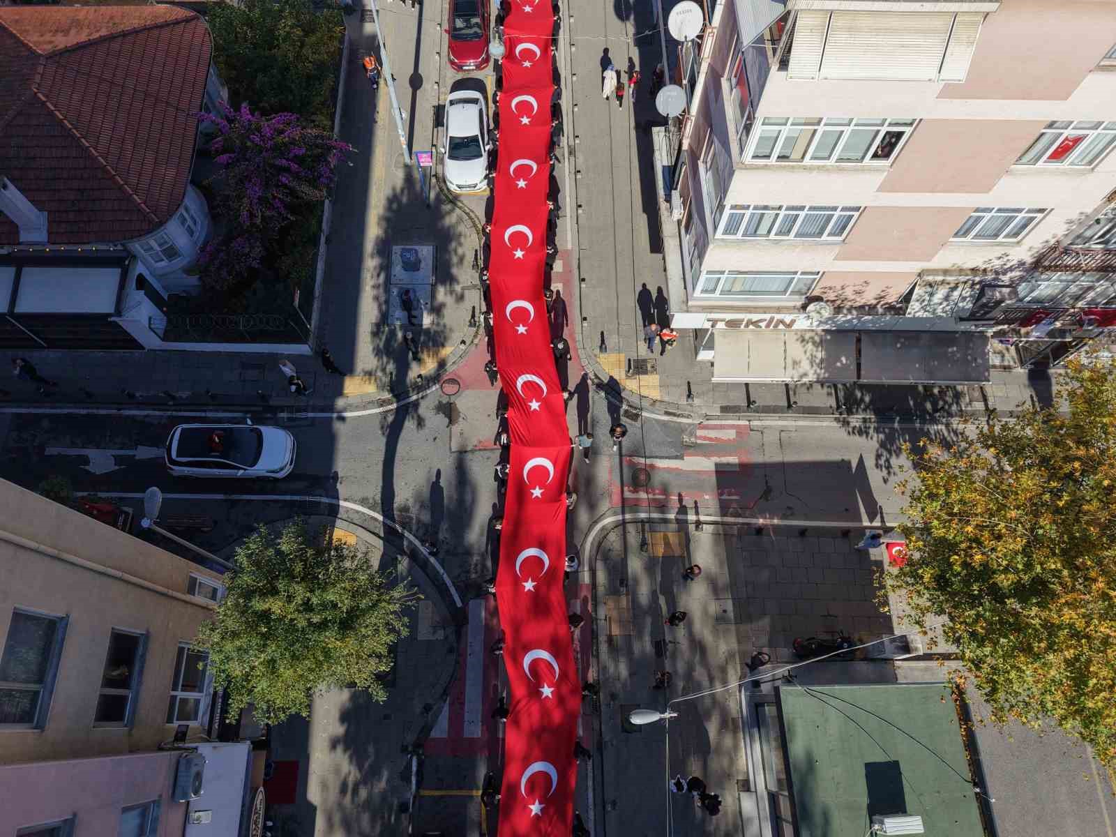 Pendik’te 102 metrelik Türk bayrağıyla Cumhuriyet kutlaması havadan görüntülendi
