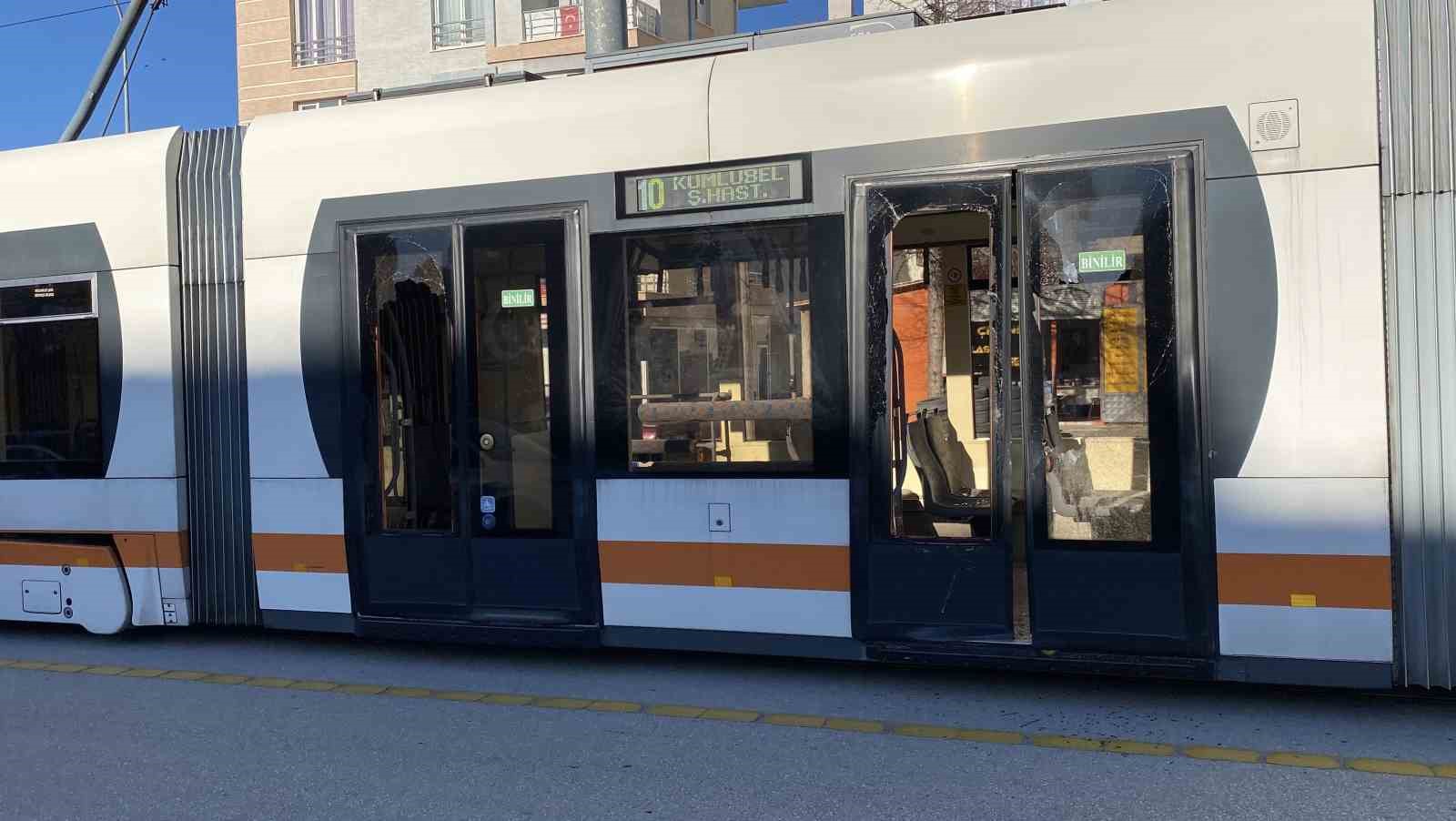 A&ccedil;ık bırakılan servis kapısına tramvay &ccedil;arptı: 3 yaralı
