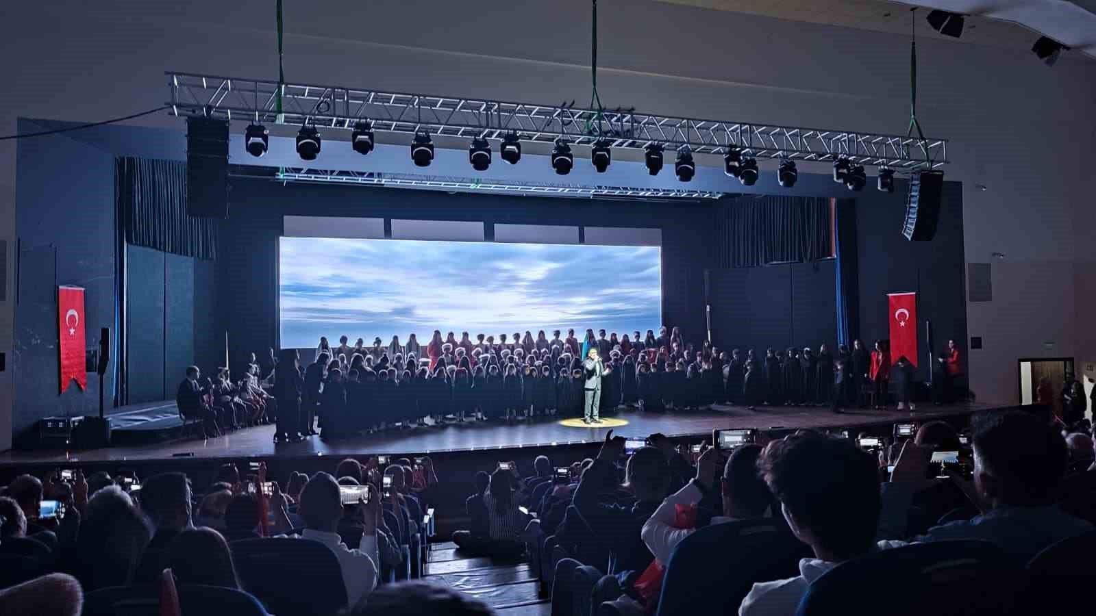 Bakan Tekin ve Bakan G&ouml;ktaş &lsquo;K&ouml;kl&uuml; Ge&ccedil;mişten G&uuml;&ccedil;l&uuml; Cumhuriyete&rsquo; programında &ouml;ğrencilerin m&uuml;zikli g&ouml;sterisini izledi
