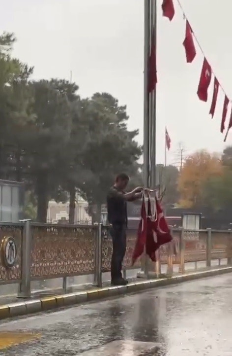 Erzincanlı vatandaşın bayrak hassasiyeti duygulandırdı