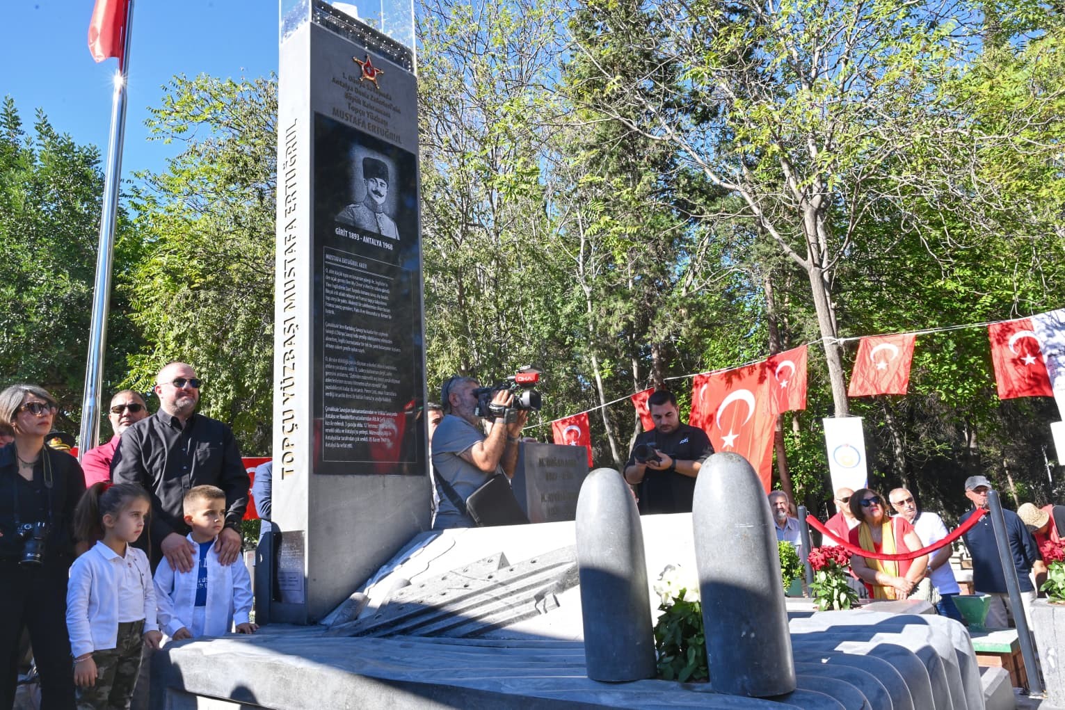 Antalya&rsquo;nın kahramanı Mustafa Ertuğrul Aker&rsquo;in anıt mezarı t&ouml;renle a&ccedil;ıldı
