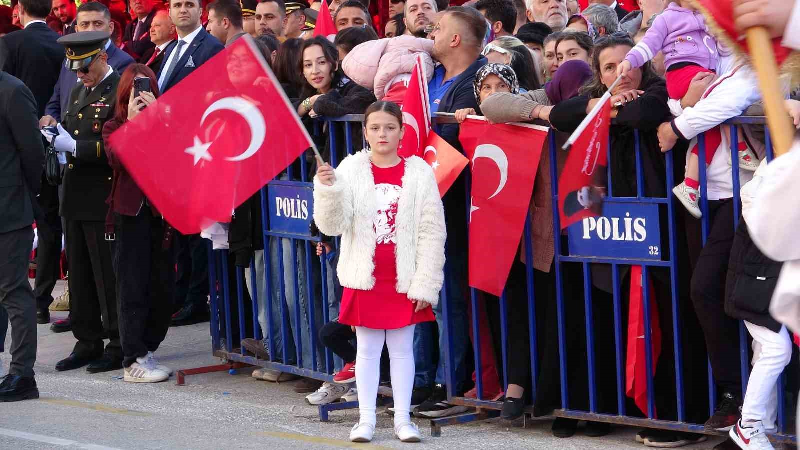 Isparta&rsquo;da Cumhuriyet Bayramı&rsquo;nın 102&rsquo;inci yıl d&ouml;n&uuml;m&uuml; coşkuyla kutlandı

