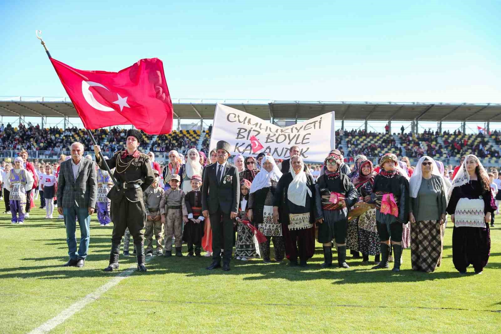 Aliağa Atat&uuml;rk Stadyumu&rsquo;nda Cumhuriyet coşkusu
