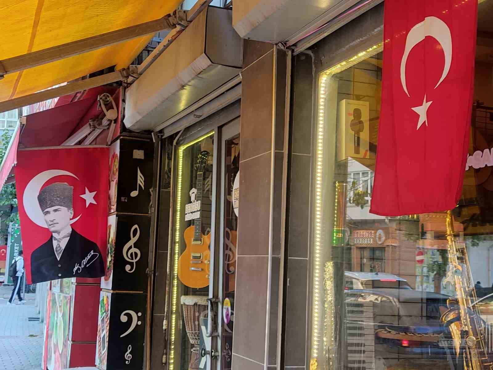 Eskişehir&rsquo;de evler ve d&uuml;kkanlar T&uuml;rk bayrakları ile dolup taştı
