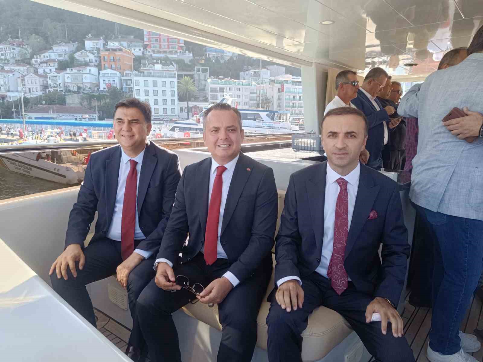 Fethiye&rsquo;de Cumhuriyet&rsquo;in 102. Yılı deniz ve kara kortejiyle coşkuyla kutlandı
