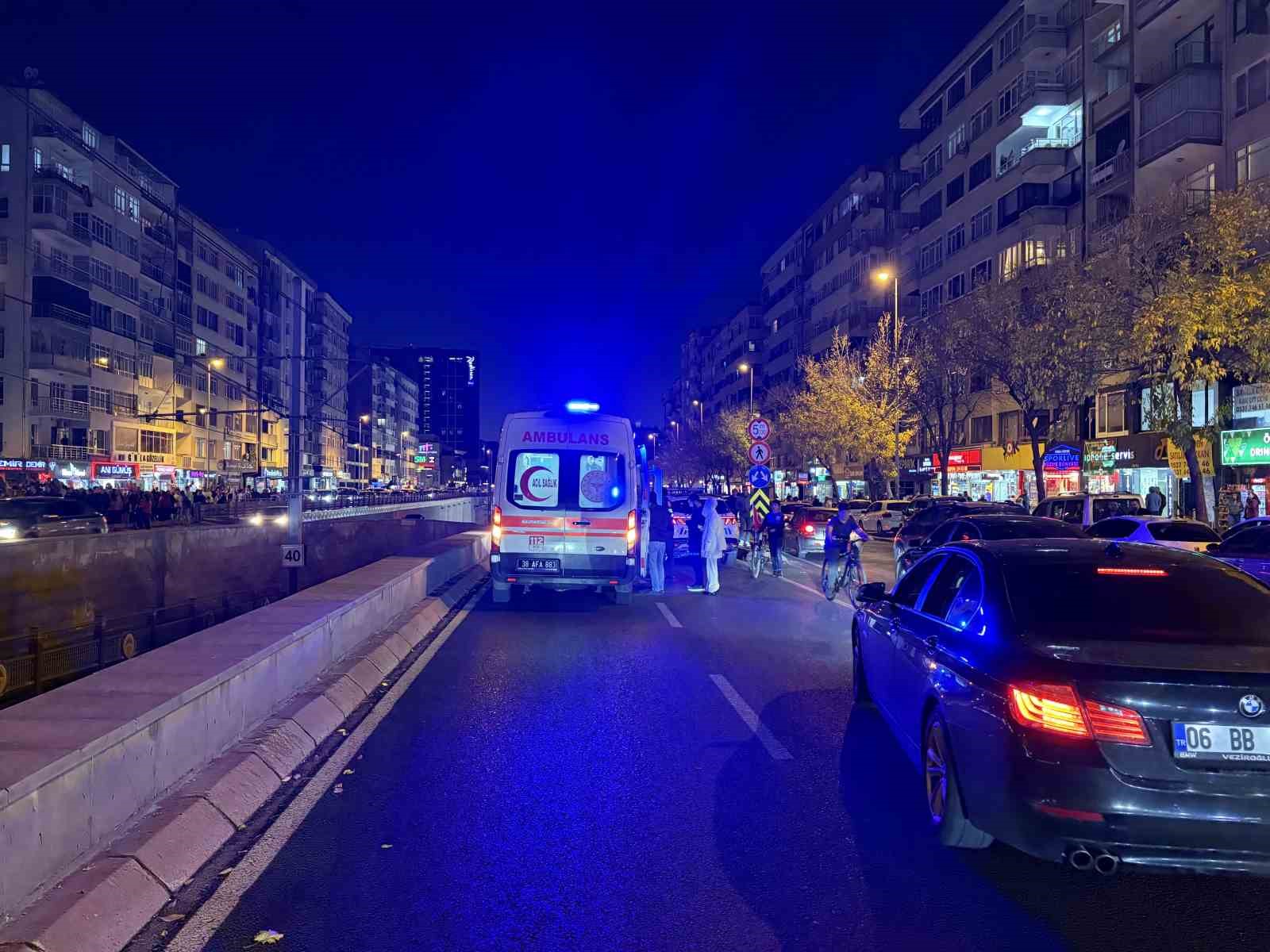 Otomobilin &ccedil;arptığı cip yan yattı, yol trafiğe kapandı
